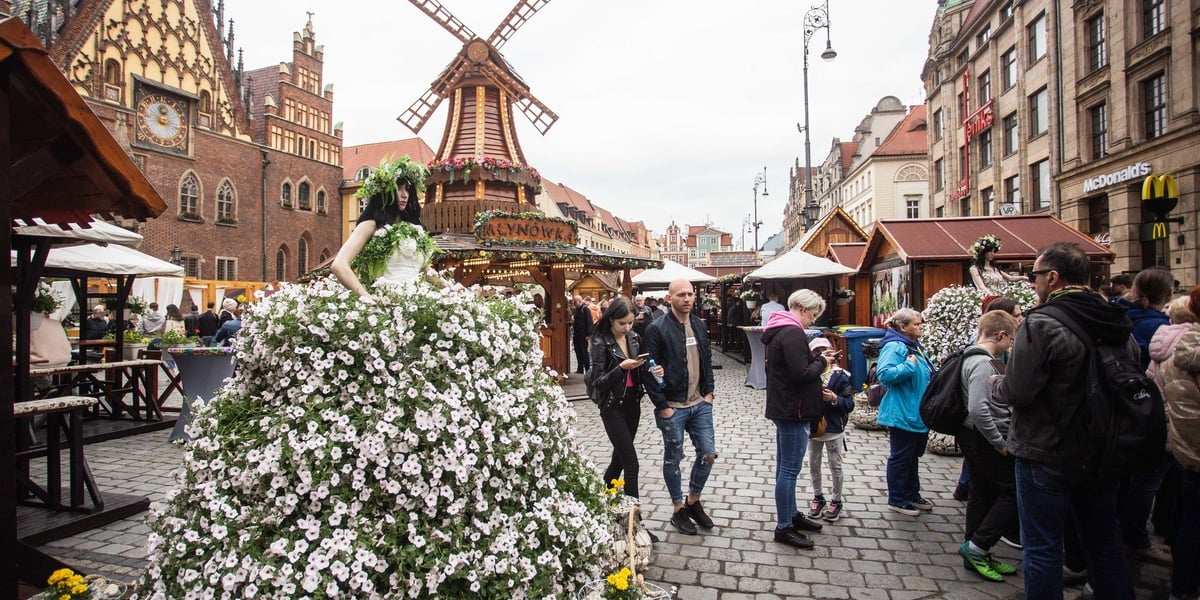 Jarmark Świętojański w Rynku. Grupa osób wśród straganów