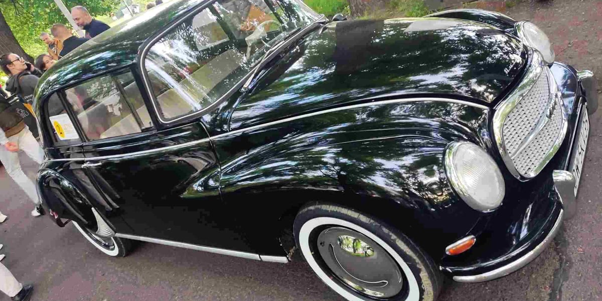Czarny oldtimer zaparkowany na Wybrzeżu Wyspiańskiego w ramach Nocy Muzeów