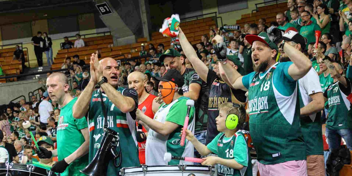 Grupa kibiców Śląska Wrocław na meczu z Legią w Hali Stulecia