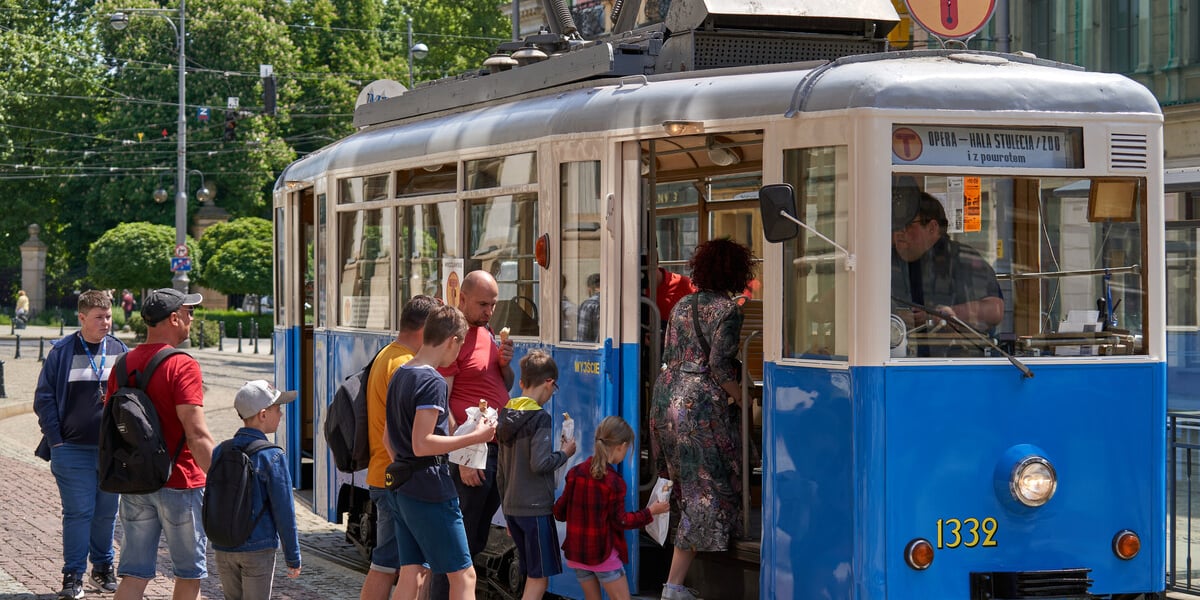 Zabytkowy Konstal N z 1949 roku na przystanku przed Operą. Zabytkowe tramwaje i autobusy. Zobacz historyczny tabor na zdjęciach, poznaj ich trasy podczas wydarzenia i zapoznaj się z ich niesamowitą historią.
