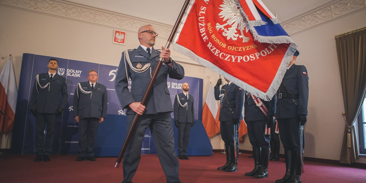 Uroczystość  nadania sztandarów odbyła się 19 maja, w piątek, we Wrocławiu. Na zdjęciu mężczyzna trzyma sztandar
