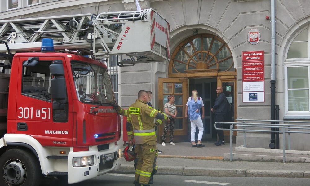 Straż pożarna przed Centrum Obsługi Mieszkańca przy ul. Zapolskiej 