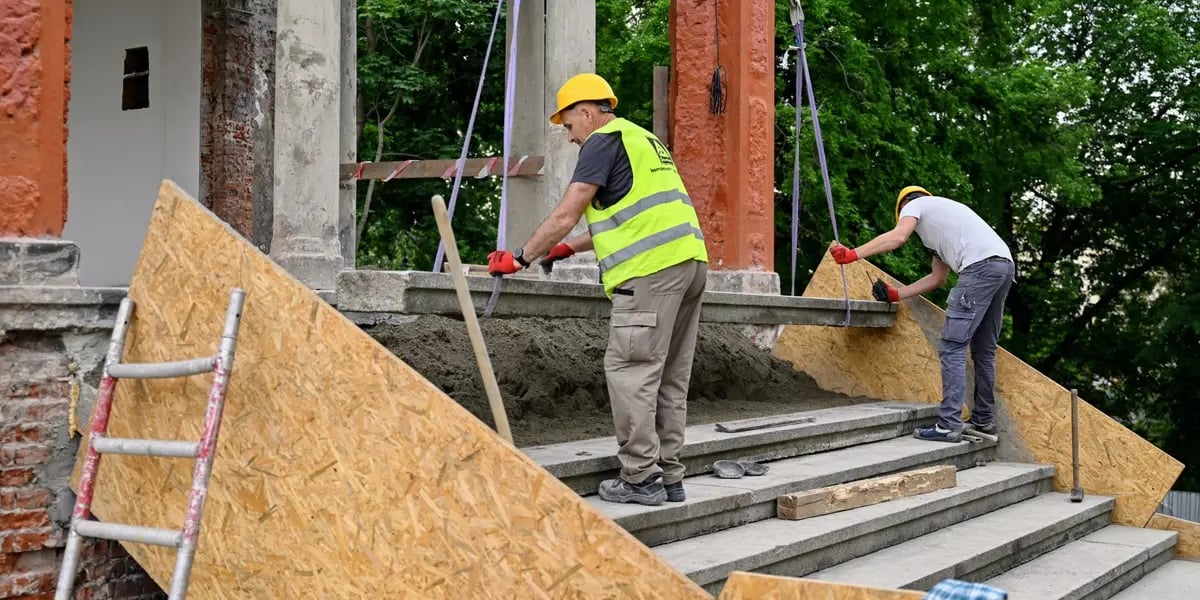 Pracownicy układają schody na terenie Bastionu Sakwowego. Na zdjęciu widzimy dwóch mężczyzn podczas prac