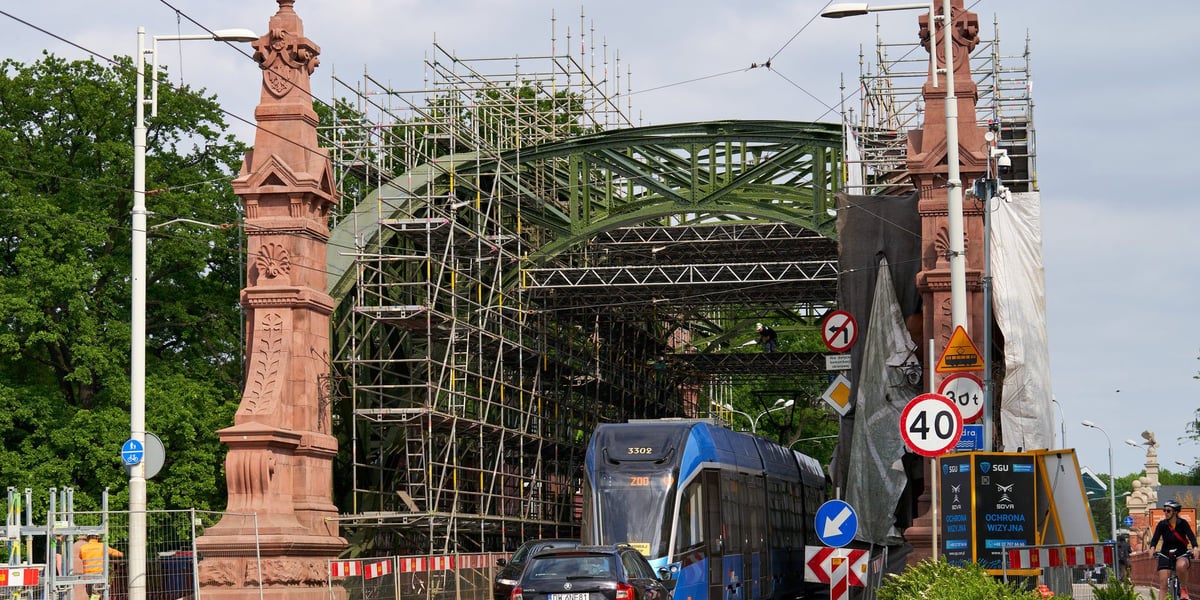 Most Zwierzyniecki, przez który przejeżdża tramwaj i samochód 