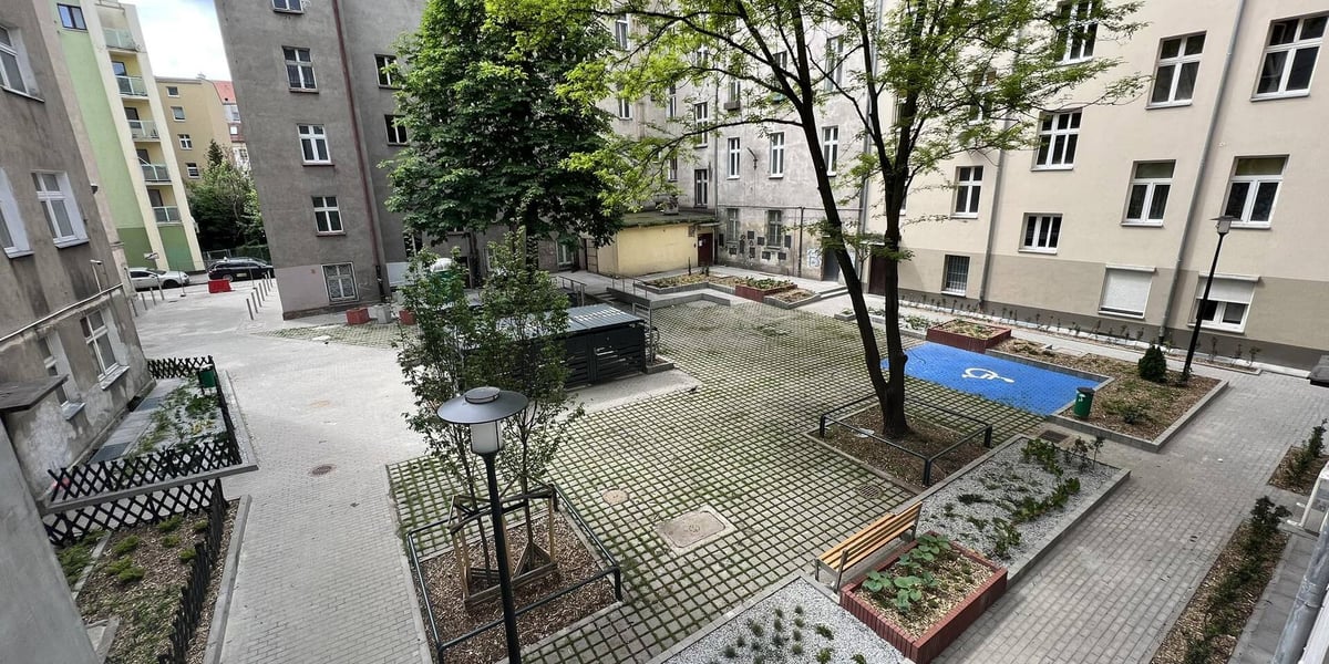 Tak prezentuje się zrewitalizowane podwórko w kwartale ulic Paulińskiej, Pomorskiej, Nobla i Rydygiera na Nadodrzu we Wrocławiu