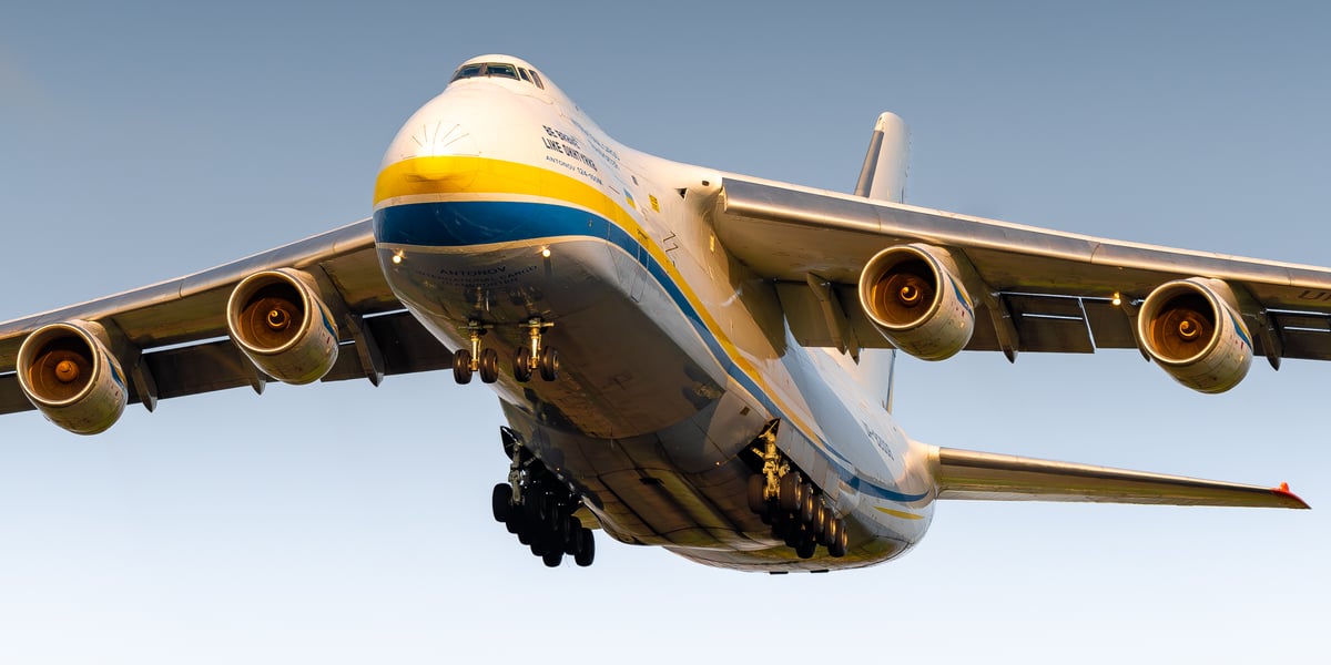 Lądujący An-124 - największy samolot świata. 