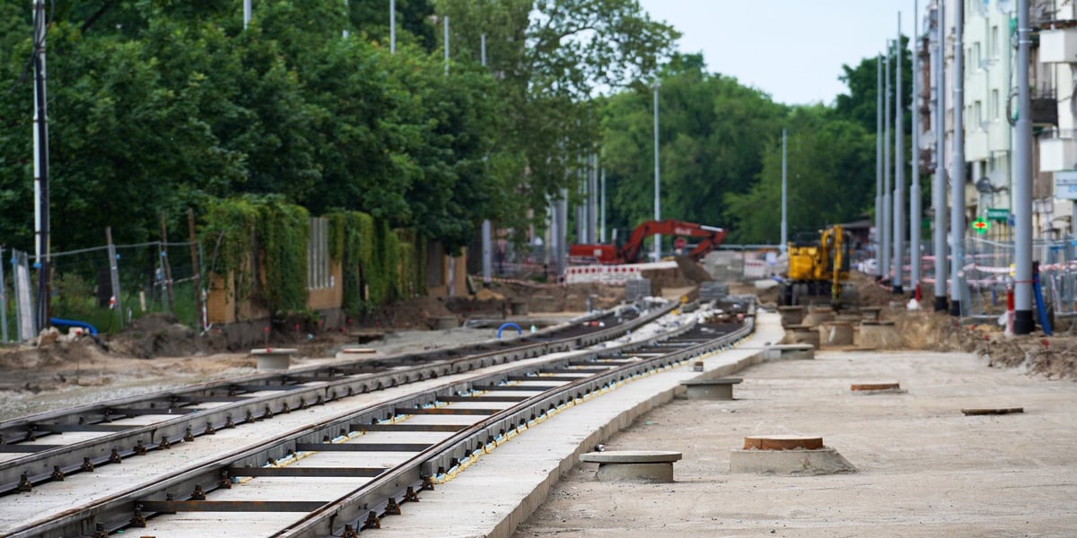 Fragment nowego torowiska na przebudowywanej ulicy Pomorskiej, maj 2023