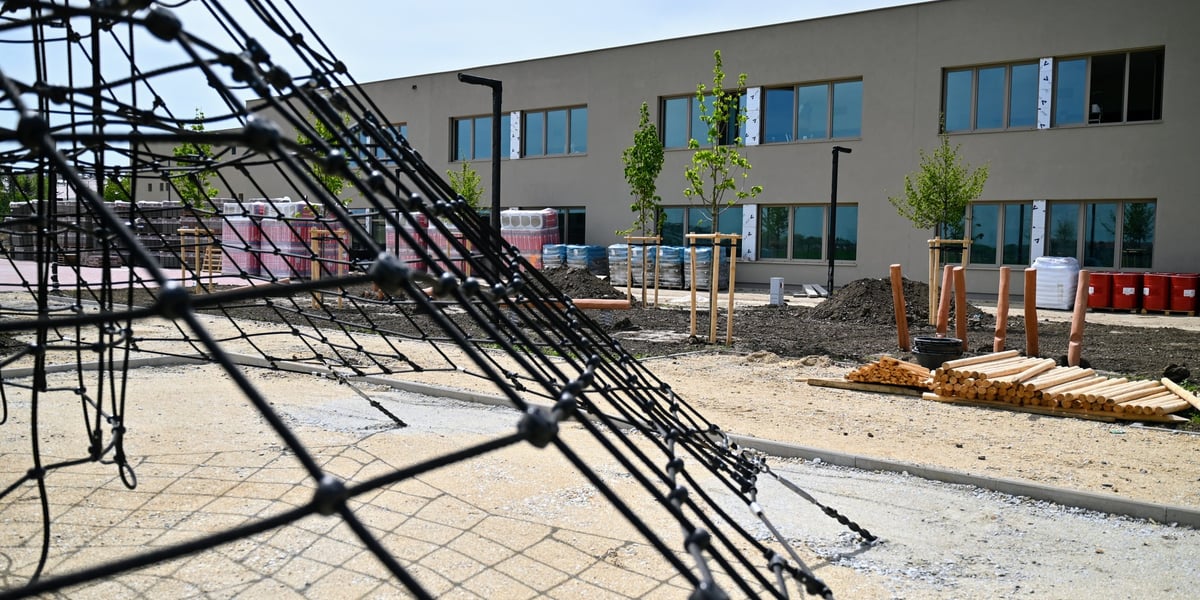 Szkoła Podstawowa nr 11 posiada m.in. dwa place zabaw, dwa boiska i dwie sale sportowe. 