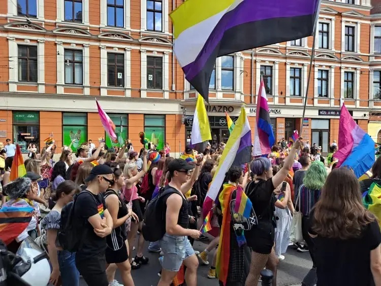 Uczestnicy marszu  na ulicy we Wrocławiu