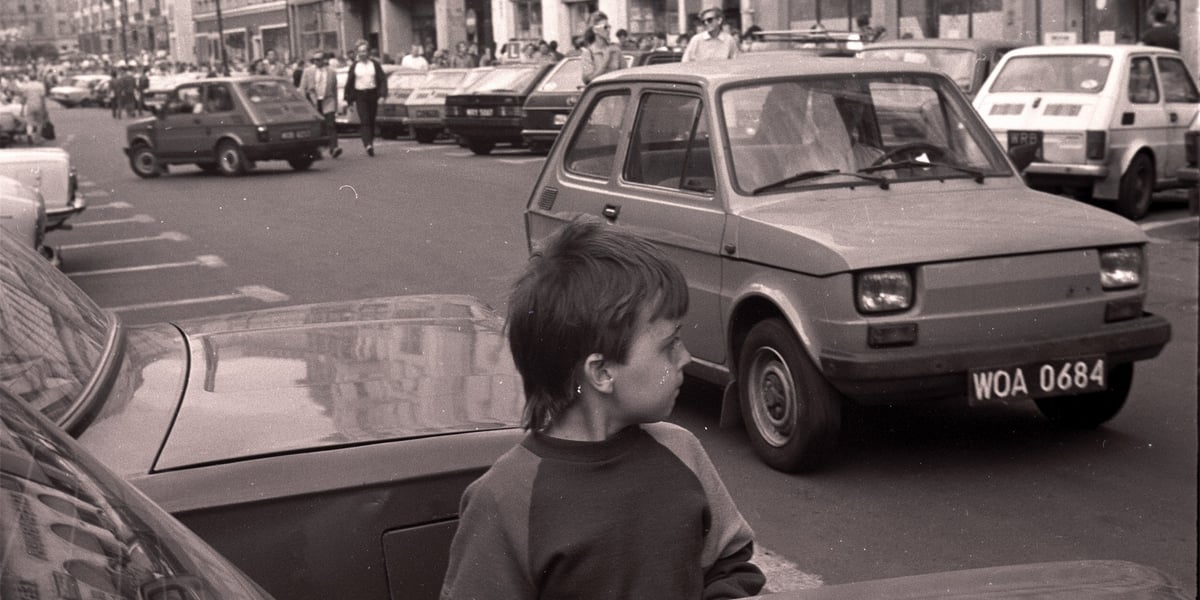 Fiat 126p w ruchu drogowym na ul. Świdnickiej we Wrocławiu (widok w stronę Przejścia Świdnickiego). 