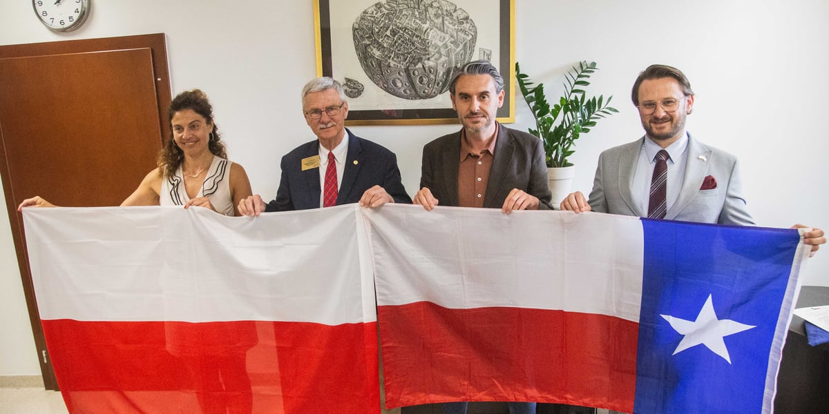 Wiceprezydent Bartłomiej Ciążyński, Jimmy Mazurkiewicz i Mariola Apanel z Urzędu Miejskiego Wrocławia trzymają flagę Polski i Texasu