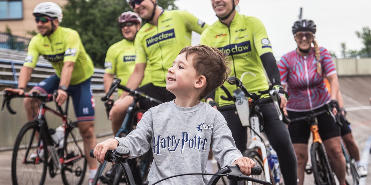 Kilkuletni Adaś podczas startu charytatywnego rajdu rowerowego, którego uczestnicy wykręcą na rowerach 600 kilometrów, aby wspomóc leczenie genetycznej choroby chłopca