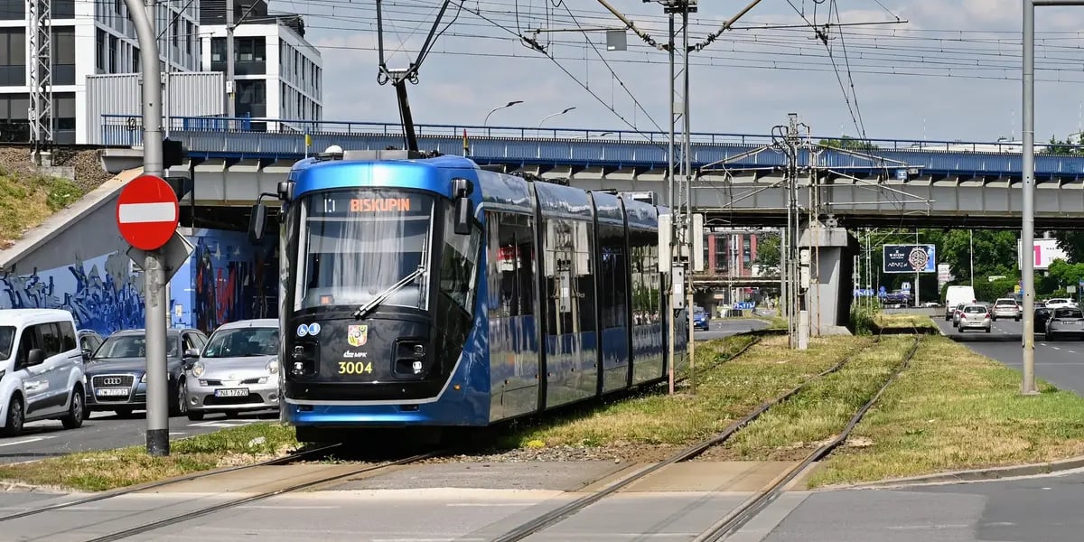 Fragment torowiska między ulicami Zachodnią a Niedźwiedzią jest w fatalnym stanie. Obowiązuje tu ograniczenie prędkości dla tramwajów do 20 km/h. 