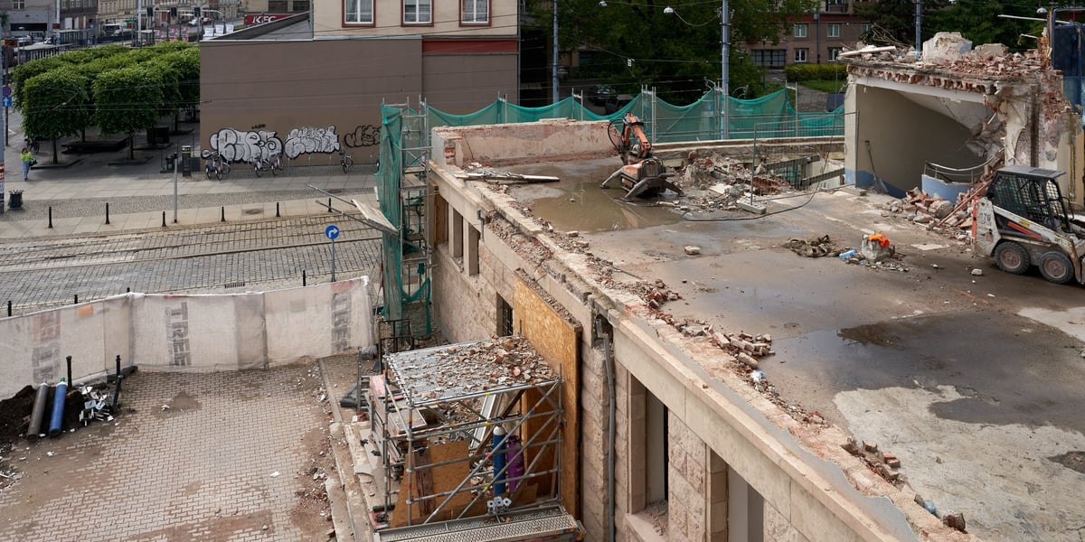 Wyburzany biurowiec na rogu ulic Szewskiej i Kazimierza Wielkiego, widok z lotu ptaka.