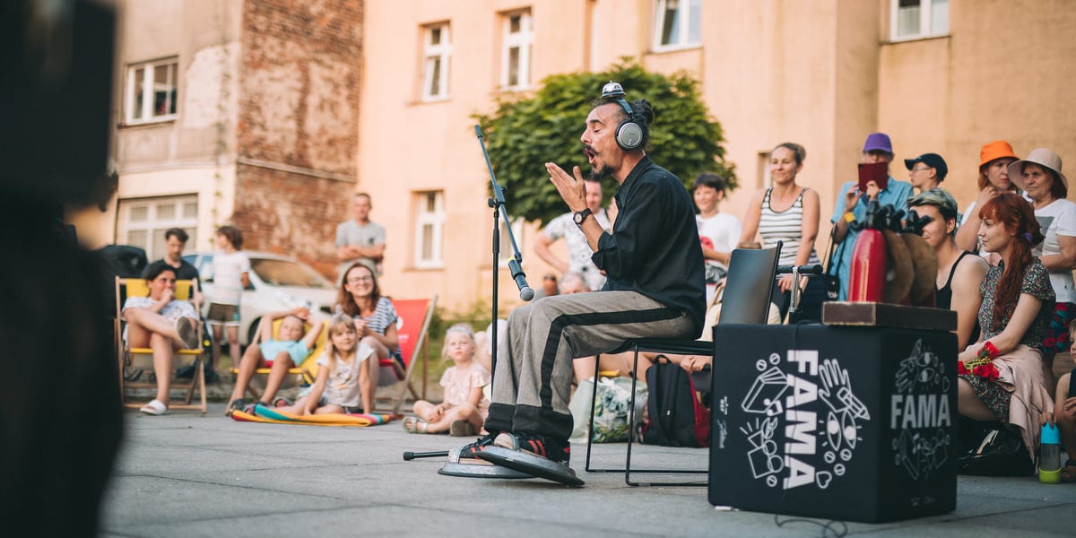 Artysta występujący na podwórku, Cyrkopole na Psim Polu, zdjęcie archiwalne.