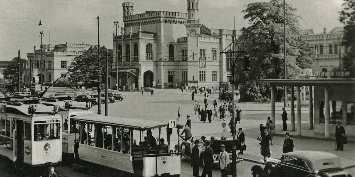 14 czerwca przypada 130. rocznica wyjazdu na wrocławskie tory pierwszego  tramwaju elektrycznego / na zdjęciu: tramwaje elektryczne na tle Dworca Głównego