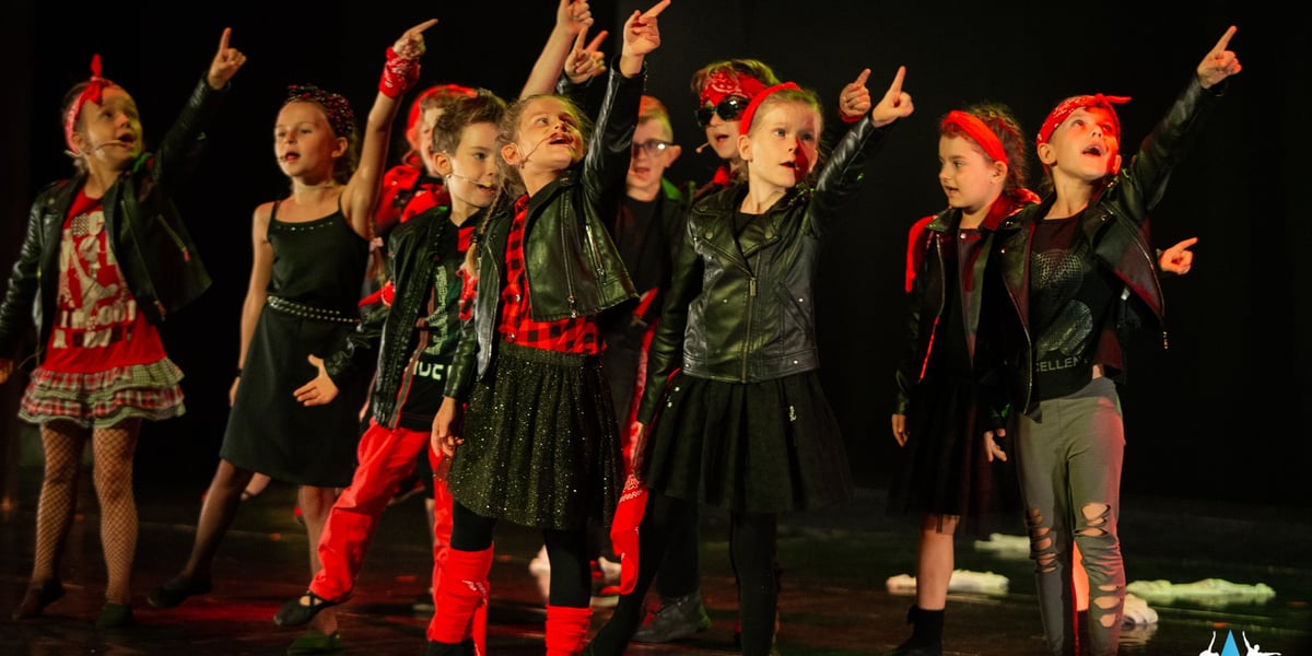 Zespół Młodzieżowej Akademii Musicalowej w akcji na scenie