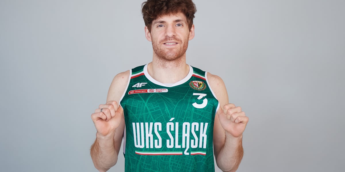 Jakub Karolak w zielonej koszulce meczowej Śląska Wrocław
