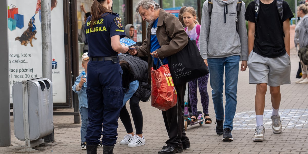 Strażnicy miejscy starali się dotrzeć z ulotkami przede wszystkim do pasażerów korzystających z komunikacji miejskiej w obrębie ulicy Legnickiej.