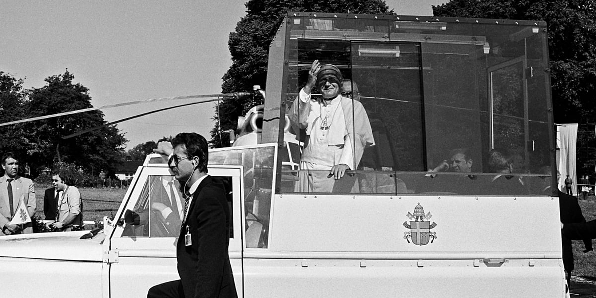 Papież w papamobile, czyli aucie Land Rover Santana 109