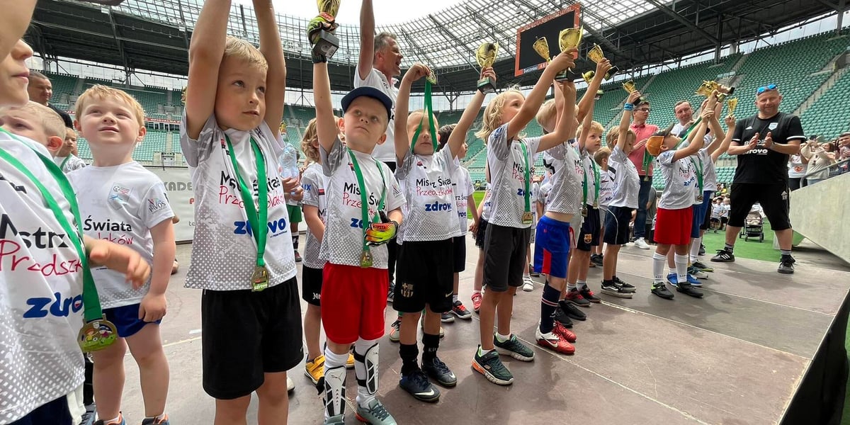 Młodzi piłkarze wznoszą puchar za wygraną w Mistrzostwach Świata Przedszkolaków na Tarczyński Arenie Wrocław