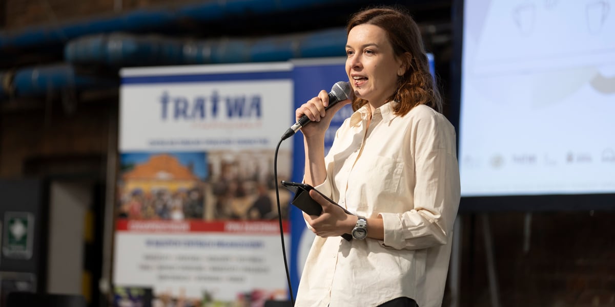 Kobieta przy mikrofonie, zdjęcie z 6. Kongresu Wrocławskich Organizacji Pozarządowych
