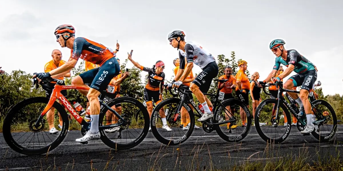 Peleton kolarzy podczas 2. etapu Tour de Pologne 2023