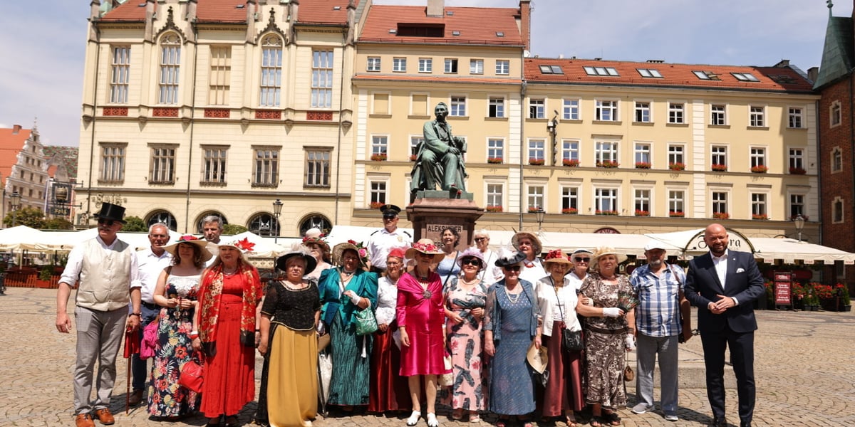 Wrocławscy seniorzy pod pomnikiem Fredry
