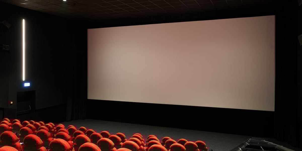 Pusta sala kinowa z czerwonymi siedzeniami