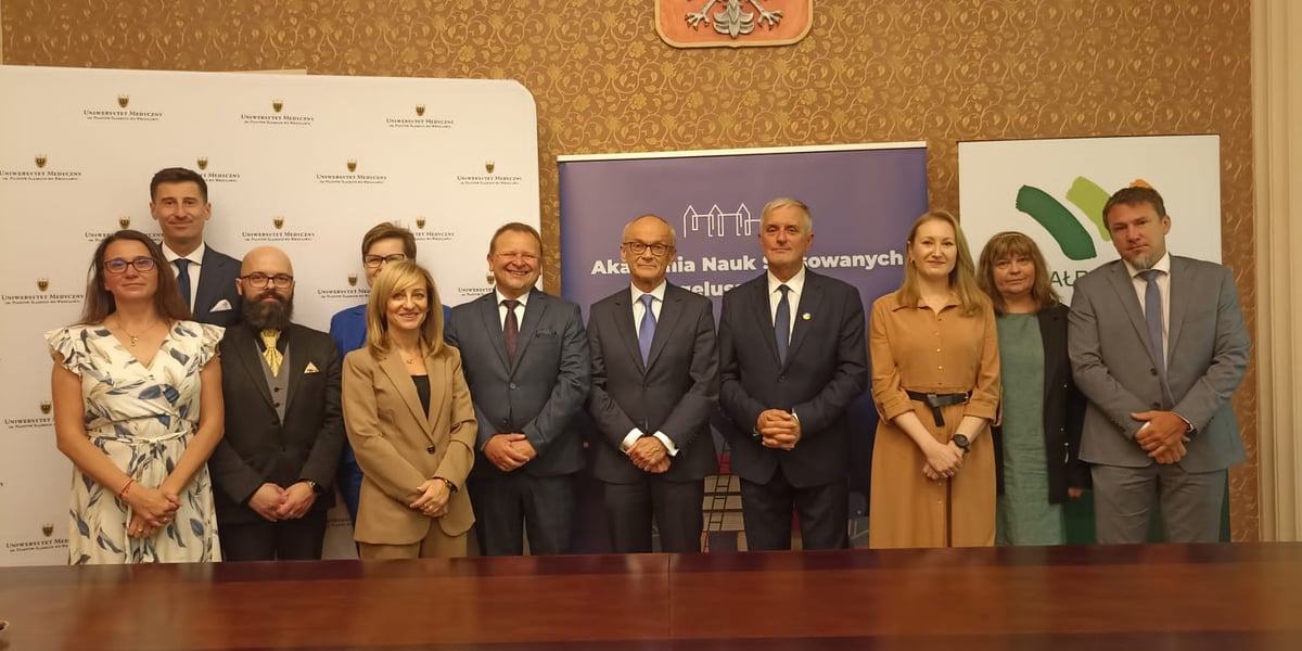 Uczestnicy uroczystości podpisania porozumienia o utworzeniu filii Wydziału Lekarskiego w Wałbrzychu