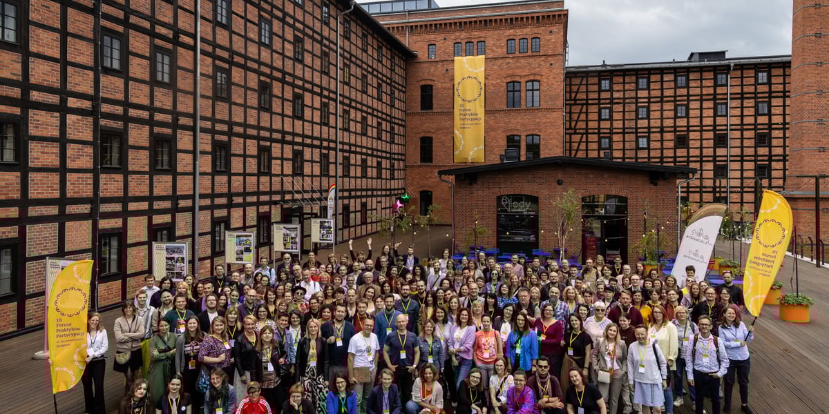 Zdjęcie zbiorowe uczestników 10. Forum Praktyków Partycypacji, Bydgoszcz, czerwiec 2023 r. 
