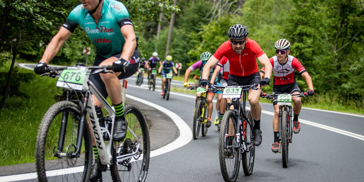 Wyścig kolarzy górskich na trasie Bike Adventure 2022 w okolicy Szklarskiej Poręby
