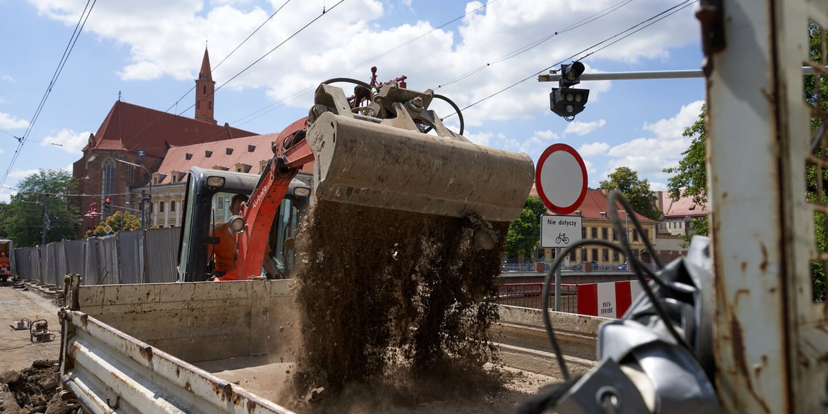 Koparka na Moście Piaskowym, w tle widać wieżę kościoła na pl. Nankiera