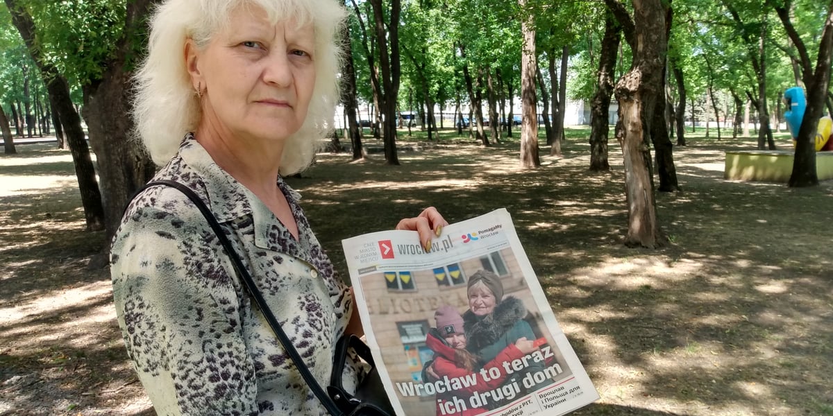 Ludmiła w parku w rodzinnym Krzywym Rogu z biuletynem wroclaw.pl. z marca 2022 roku. Na okładce jej zdjęcie z wnuczką Weroniką