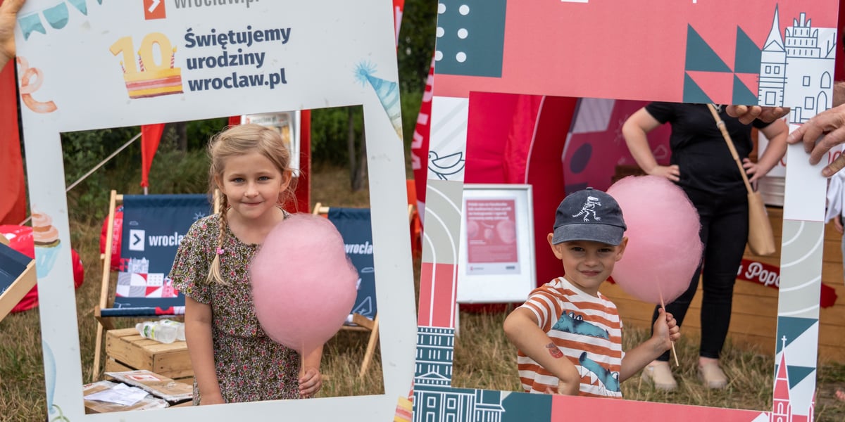 Urodzinowa strefa wroclaw.pl na Festiwalu PasiBrzucha na Partynicach. Na zdjęciu widać dzieci z watą cukrową