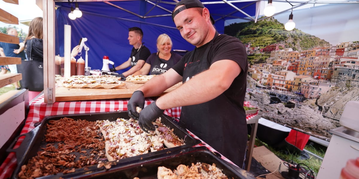 Festiwal PasiBrzucha na Partynicach, food truck z zapiekankami
