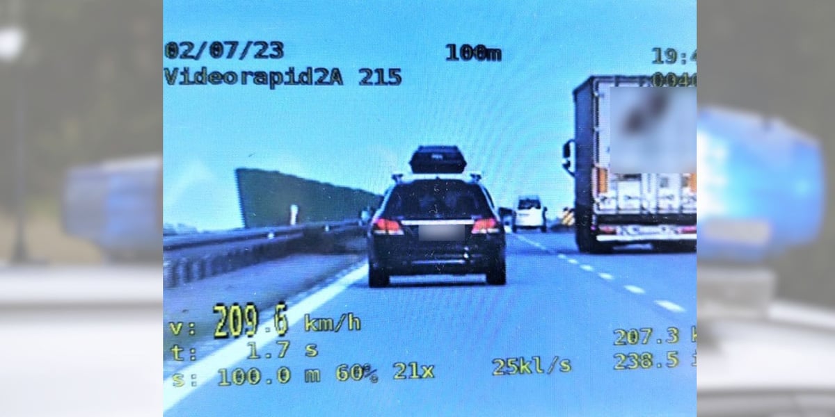 Samochód BMW na autostradzie A4, jedzie 209,6 km/h. Zdjęcie policji z wideorejestratora