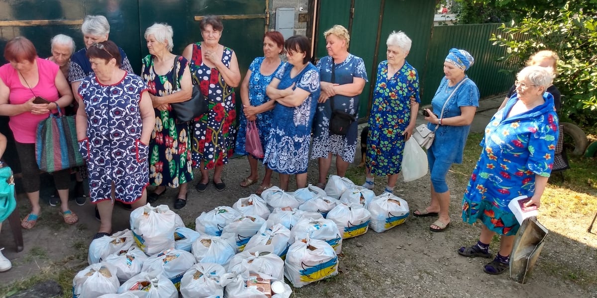 Kobiety w Kramatorsku czekają na paczki z jedzeniem