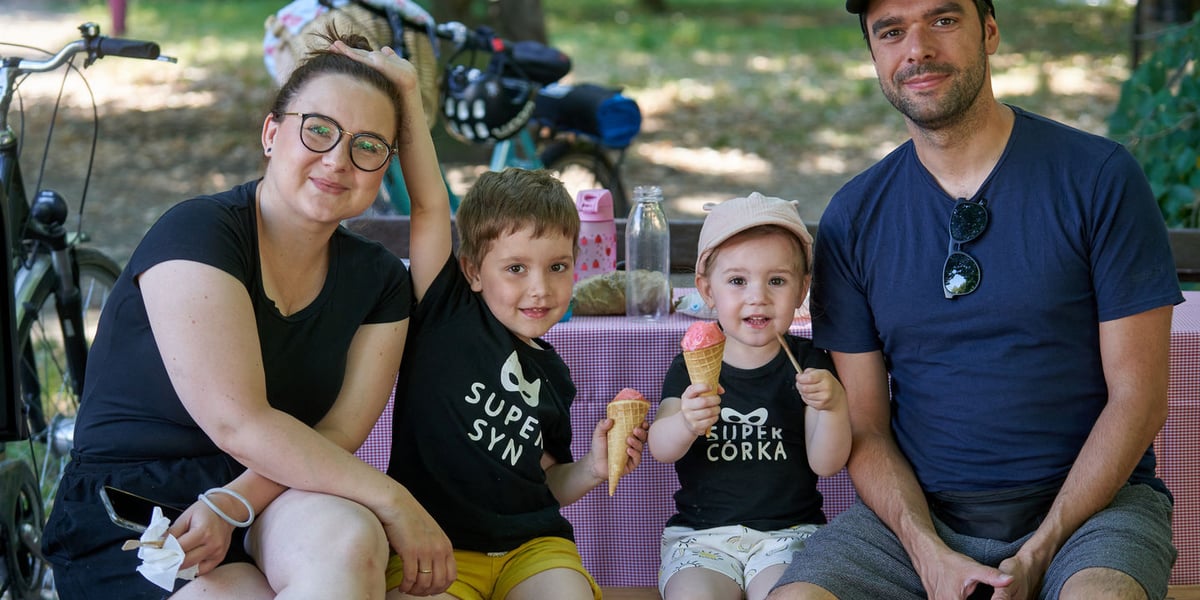 Matka i ojciec z dwojgiem dzieci – synem i córką w parku Andersa