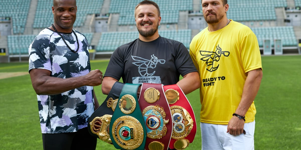 Od lewej Daniel Dubois, w środku Oleksandr Krassyuk trzymający pasy i po prawej Oleksandr Usyk