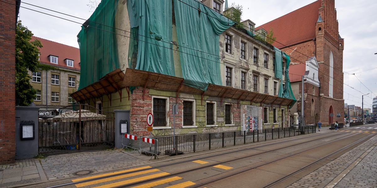 Zamknięty chodnik na ulicy Świętej Katarzyny