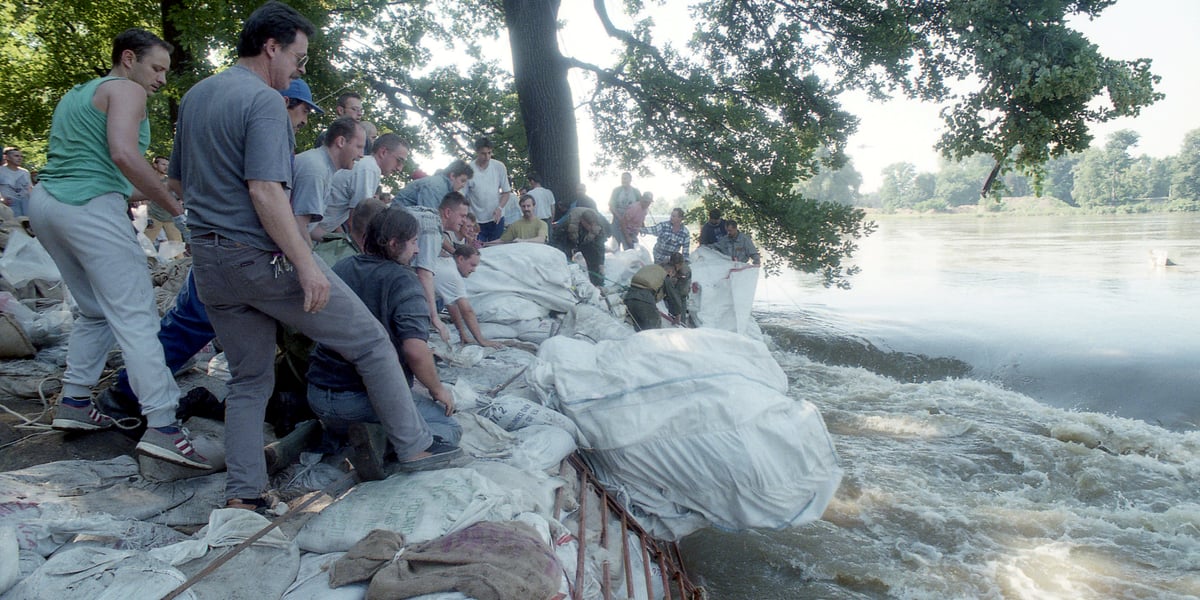 Powódź we Wrocławiu, 1997 r. Mieszkańcy układają worki z piaskiem koło ZOO, widać wezbraną rzekę