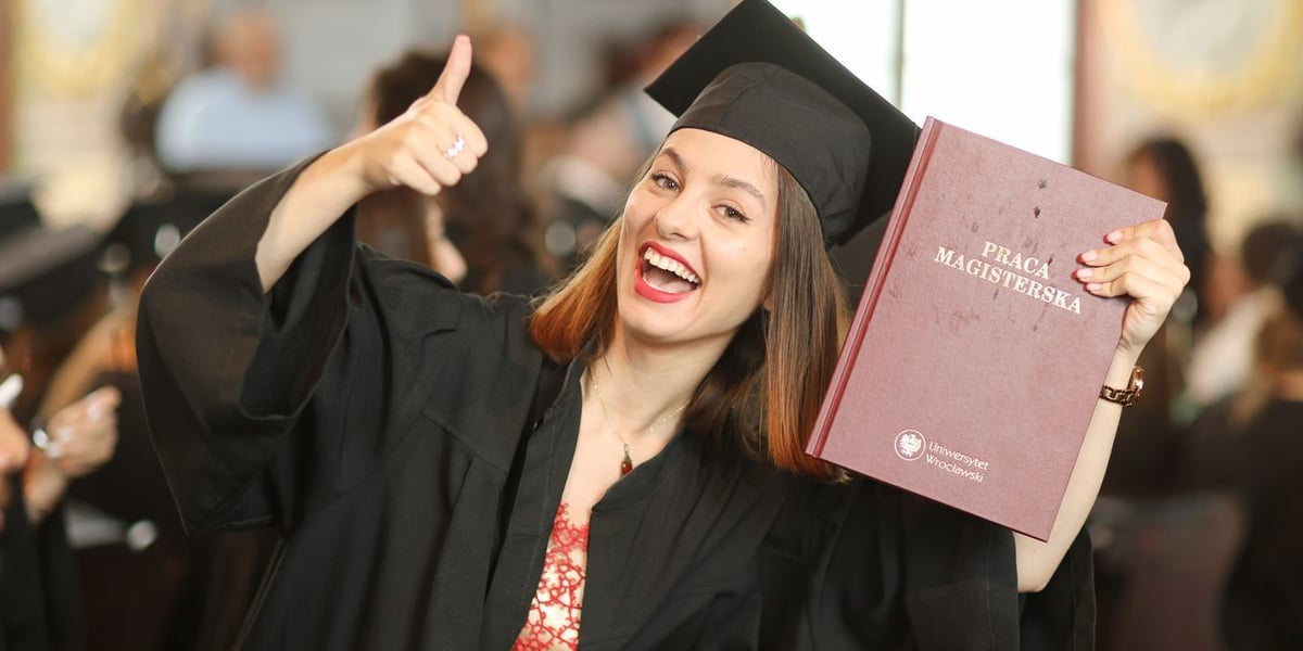 Studentka podczas Graduation Ceremony w Auli Leopoldyńskiej