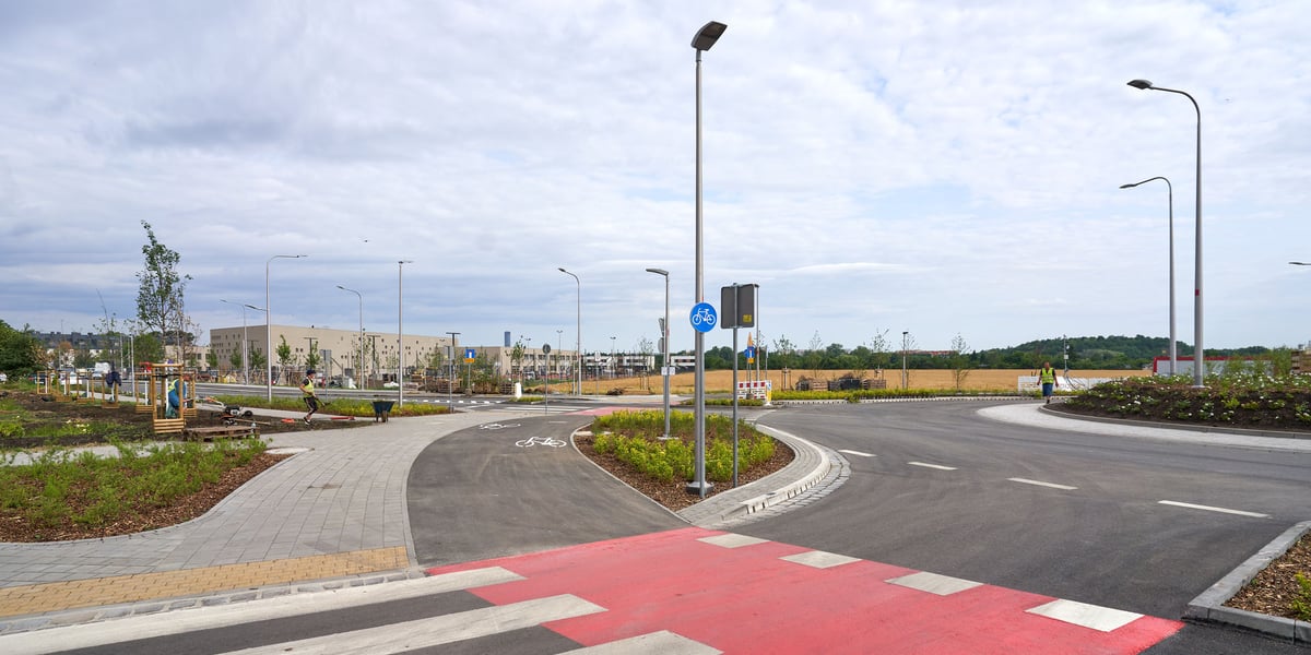 Nowe rondo na Wojszycach, na którym spotykają się ulice: Smardzowska, Lutosławskiego i Asfaltowa. W tle widać budowany zespół szkoły i przedszkola