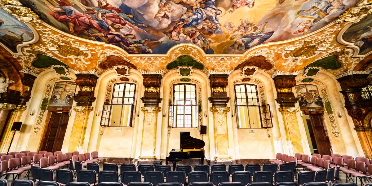 Sala Oratorium Marianum, na środku stoi fortepian, wokół niego ustawione są krzesła 
