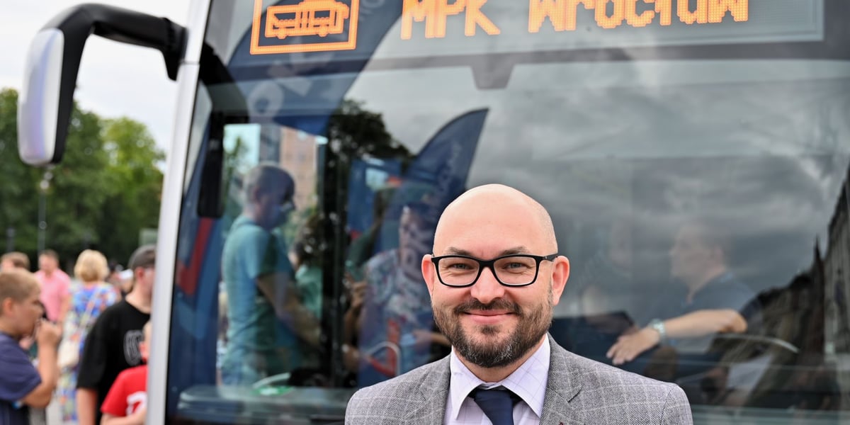 Witold Woźny, prezes MPK Wrocław, przed elektrycznym autobusem Mercedes-Benz eCitaro, podczas parady inaugurującej trasę na Nowy Dwór. 