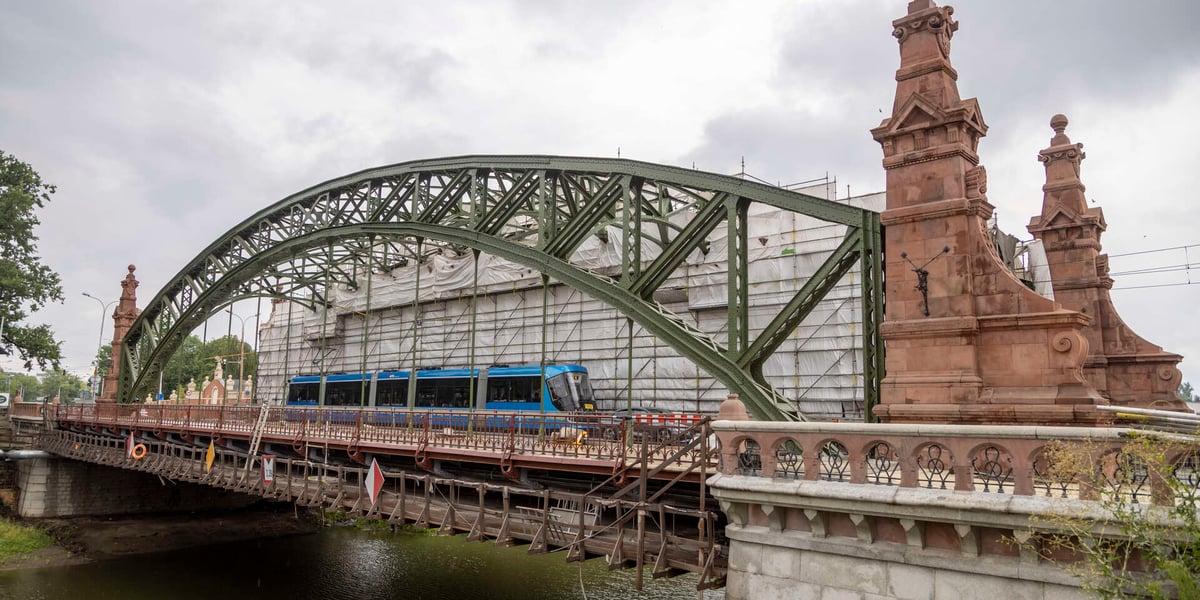 Most Zwierzyniecki na Odrą został częściowo odsłonięty. Widać jego nową kolorystykę oliwkowo-żelazowo-czarną. To pierwsze oryginalne barwy przeprawy.