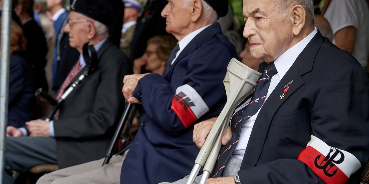 Kombatanci podczas uroczystości z okazji rocznicy wybuchu Powstania Warszawskiego