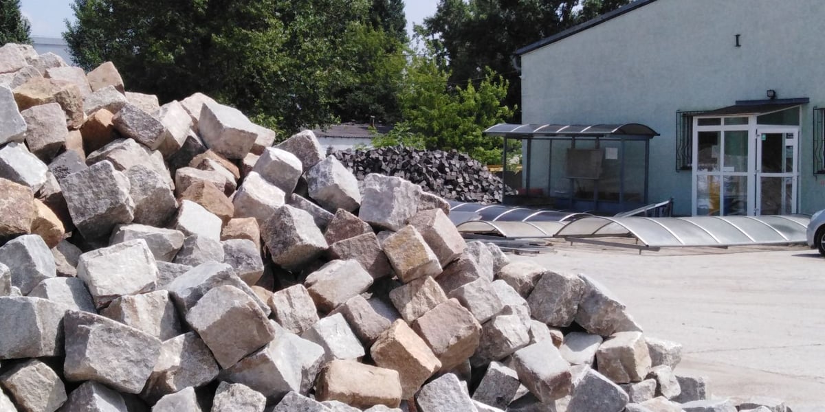 Sterta kostki brukowej w magazynie na terenie siedziby ZDiUM przy ul. Długiej