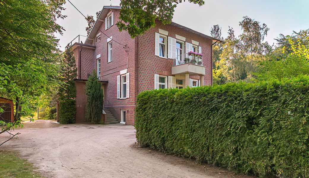 Na zdjęciu modernistyczny budynek z ceglaną elewacją. Willa Maxa Berga we Wrocławiu